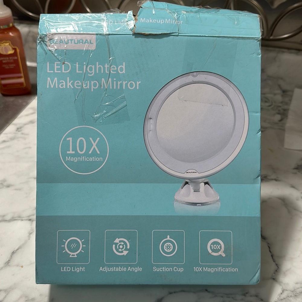 LED Lighted makeup mirror with suction cup